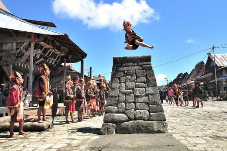 Tradisi Hombo Batu atau lompat batu di Kepulauan Nias, Sumatera Utara.