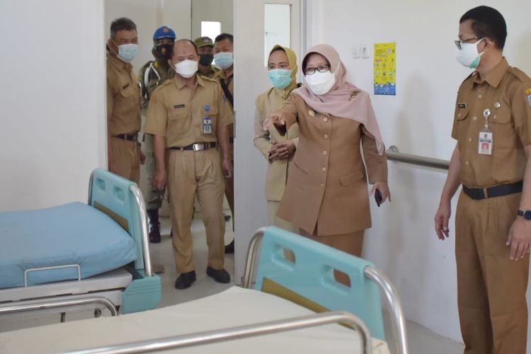 Bupati Tegal Umi Azizah meninjau kesiapan ruangan isolasi pasien Covid-19 di Puskesmas Pagianten, Kecamatan Adiwerna, Selasa (29/6/2021). (Dok. Humas Pemkab Tegal)