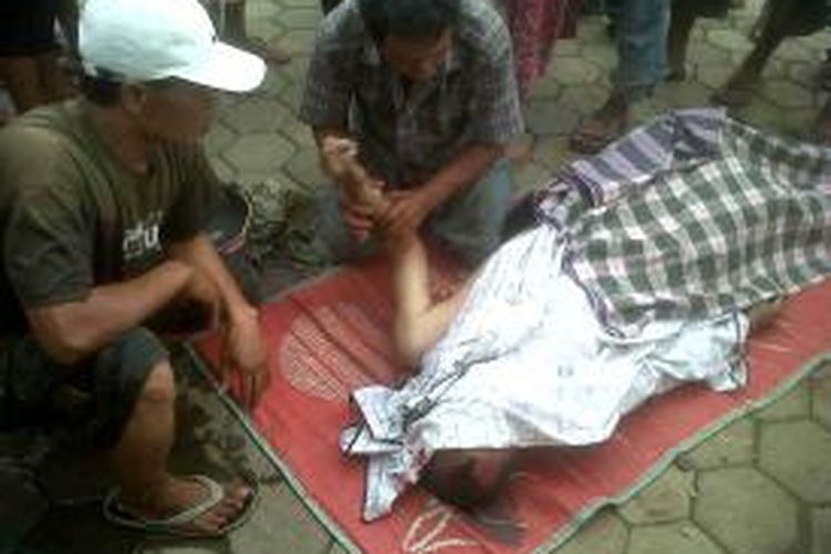 Wiji, pejudi sabung ayam tewas terjun ke sungai Brantas, di Kabupaten Malang, saat dikejar anggota polisi.Kamis (28/11/2013).