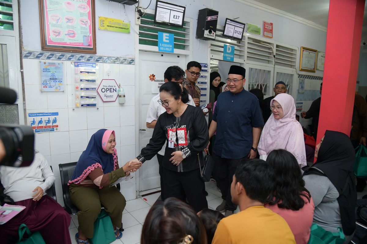 Wali Kota Semarang Agustina Wilujeng menyapa warga Kota Semarang yang sedang mengantre mendapatkan pelayanan kesehatan di salah satu rumah sakit di Kota Semarang, Jawa Tengah.