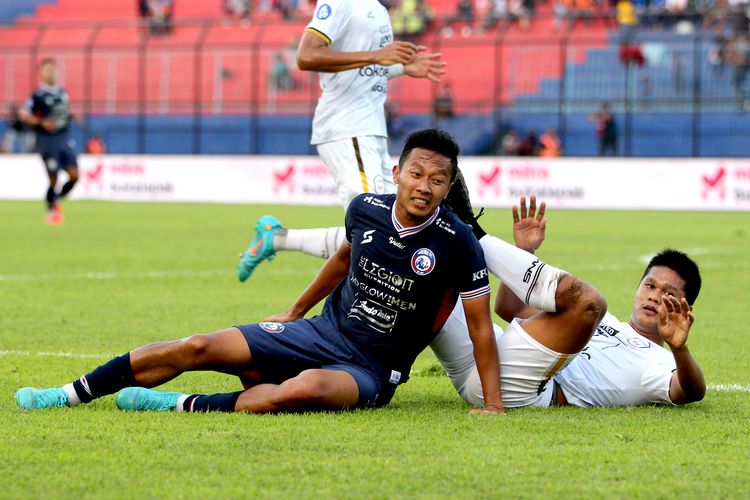 Pemain Arema FC Dendi Santoso berduel dengan pemain RANS Nusantara FC Muhammad Fadilla saat pertandingan pekan 6 Liga 1 2022-2023 yang berakhir dengan skor 4-2 di Stadion Kanjuruhan Kepanjen, Kabupaten Malang, Rabu (24/8/2022) sore.