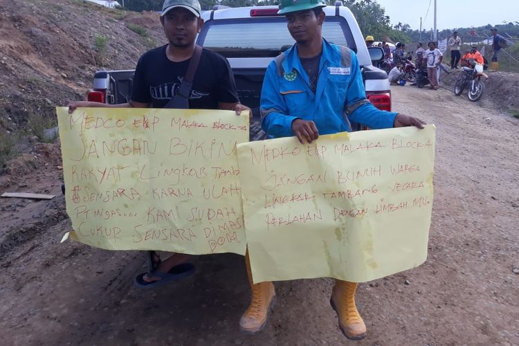 Puluhan warga di lokasi tambang menggelar demonstrasi di depan pintu masuk ke kompleks tambang PT Medco E&P  Malaka di Desa Blang Nisam, Kecamatan Indra Makmu, Kabupaten Aceh Timur, Rabu (15/5/2019). 