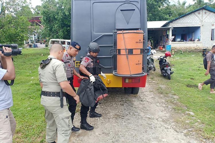Sejumlah Anggota Gegana Polda Maluku dikerahkan ke lokasi penemuan granat di yang ditemukan warga di Desa Suli, Kecamatan Salahutu, Kabupaten Maluku Tengah, Rabu (24/7/2019) FOTO HUMAS POLRES AMBON