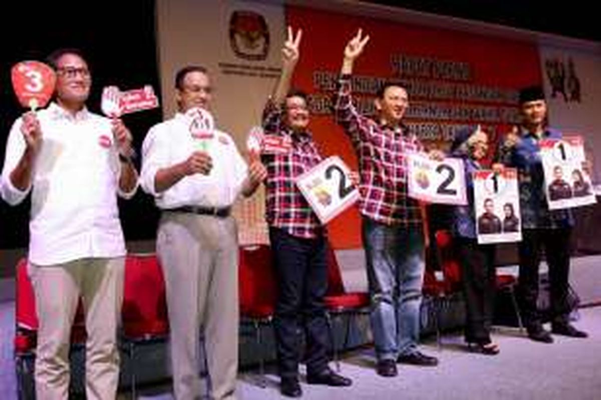 Pasangan calon cagub-cawagub berfoto bersama seusai acara pengundian nomor urut pasangan cagub dan cawagub, di JIExpo Kemayoran, Jakarta, Selasa (25/10/2016) malam. Acara pengundian nomor urut ini dihadiri oleh ribuan pendukung dari ketiga pasang calon.