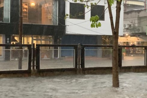 Berita Foto: Banjir Terjadi di 32 Titik di Surabaya, Pemkot Sebut Genangan Air