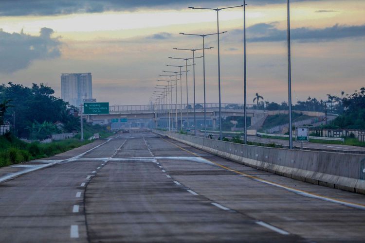 Bentuk fisik tol Cinere - Cengkareng atau Tol Jakarta Outer Ring Road II (JORR II) sesi ruas Serpong - Kunciran di Pondok Aren, Tangerang Selatan, Banten, Senin (11/02/2019). Tol yang rencananya akan mulai beroperasi pada pertengahan tahun 2019 ini diharapkan mampu memecah kemacetan yang kerap terjadi di ruas tol JORR 1 dan tol dalam kota.