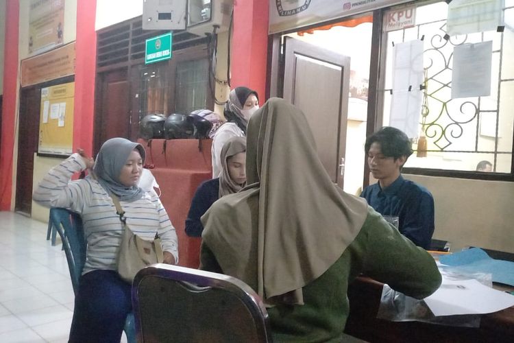 Panitia Pemilihan Kecamatan (PPK) di Kecamatan Ngaliyan, Semarang masih melayani warga yang mengurus pindah TPS di hari terakhir pendaftaran, Senin (15/1/2024) malam.