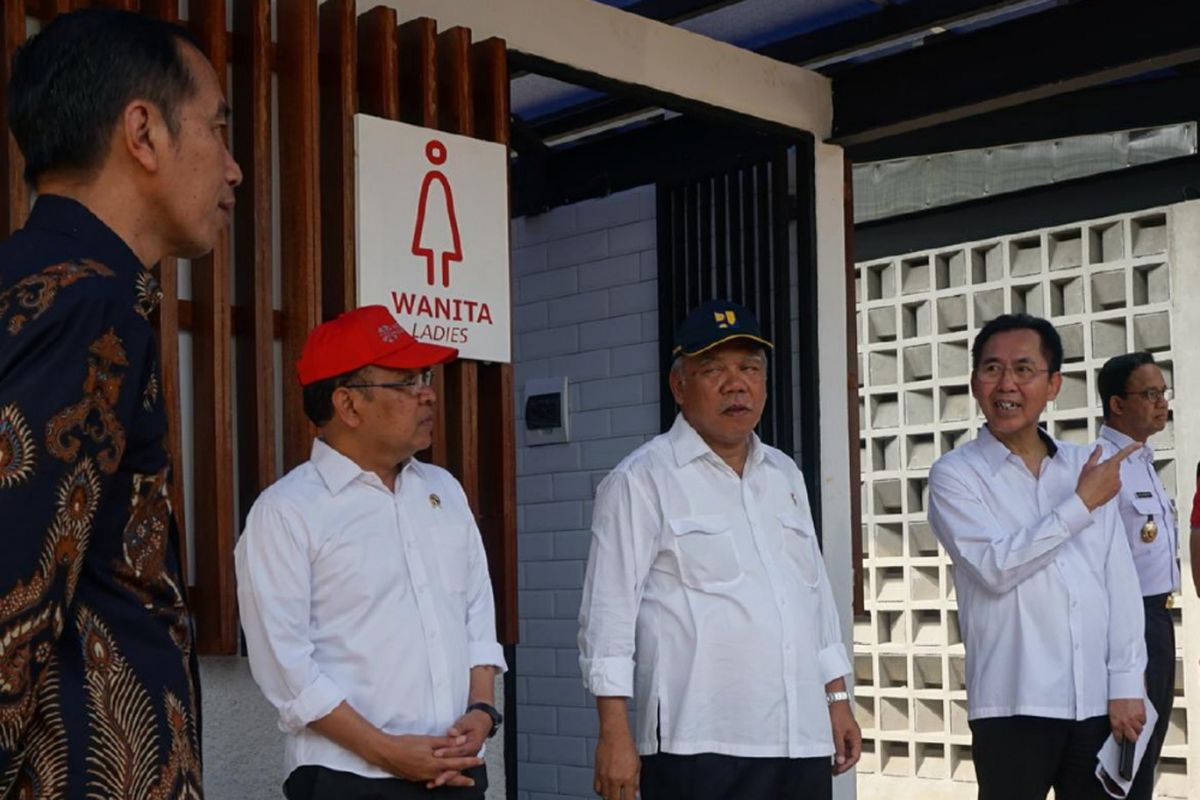 Presiden Joko Widodo meninjau fasilitas penunjang bagi masyarakat berkebutuhan khusu di Kompleks Gelora Bung Karno, Jakarta, Selasa (16/10/2018).  