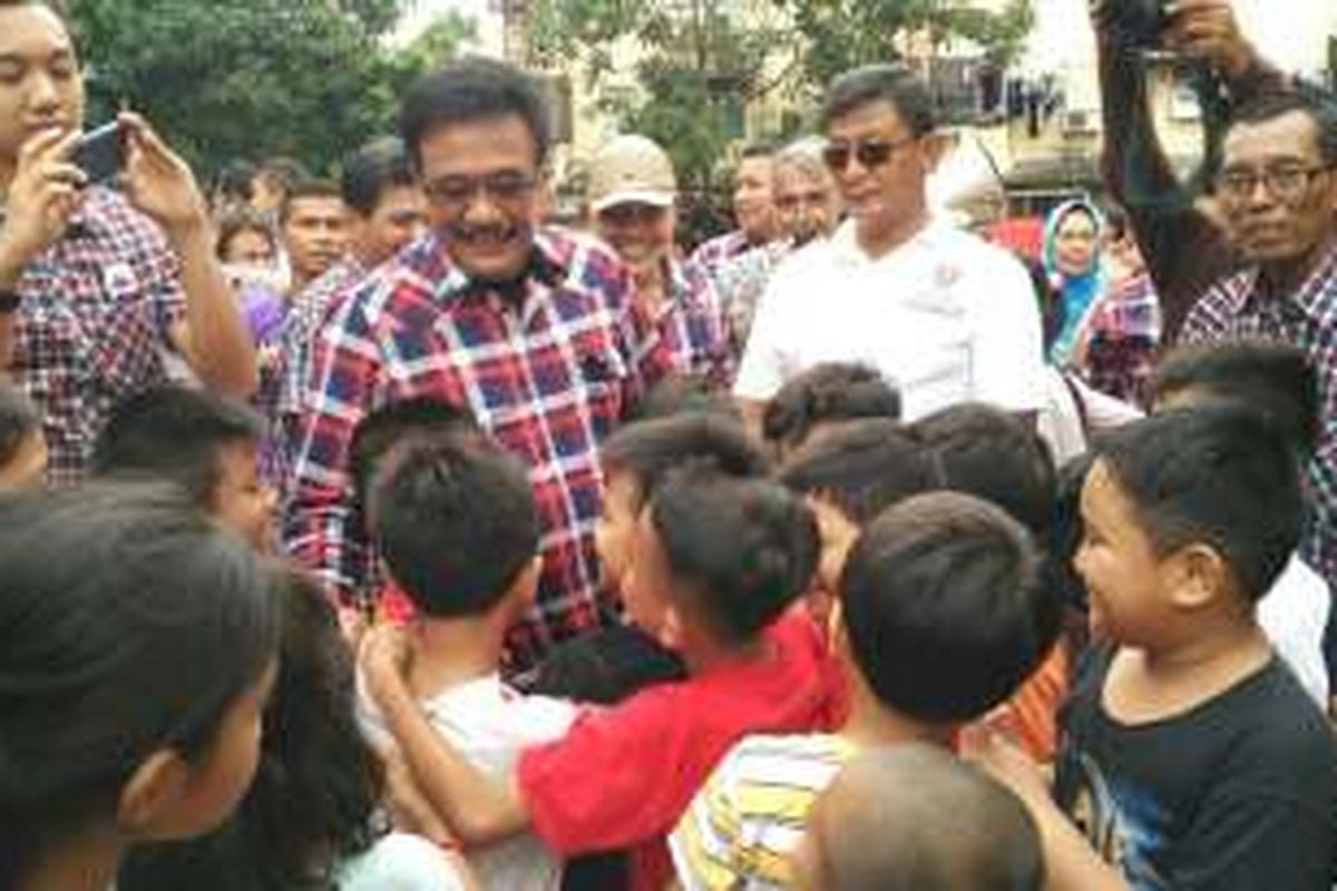 Calon wakil gubernur DKI Jakarta Djarot Saiful Hidayat dipeluk anak-anak Rusun Apron, Kemayoran, Jakarta Pusat, seusai menendang bola, Jumat (25/11/2016) sore.