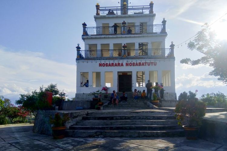Warga Kota Palu ramai ngabuburit atau menghabiskan waktu menunggu jelang waktu berbuka puasa di Monumen Nosarara Nosabatutu di Kota Palu, Sulawesi Tengah, Jumat (31/3/2023).