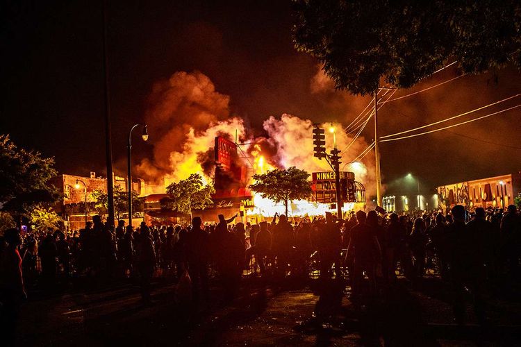 Kericuhan disertai pembakaran terjadi saat aksi demo menentang kematian George Floyd di dekat sebuah kantor polisi di Minneapolis, AS, Kamis malam (28/5/2020). Aksi protes itu buntut dari kasus pembunuhan George Floyd, pria kulit hitam yang tewas usai lehernya ditahan dengan lutut oleh polisi selama beberapa menit. Floyd sebelumnya ditahan karena dugaan pemakaian uang palsu.