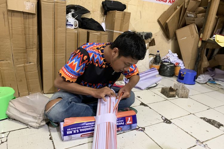 Momen Pemilu 2024 menjadi berkah bagi pengusaha percetakan di Bekasi yang memproduksi pesanan banner dan baliho untuk keperluan kampanye dari setiap partai.