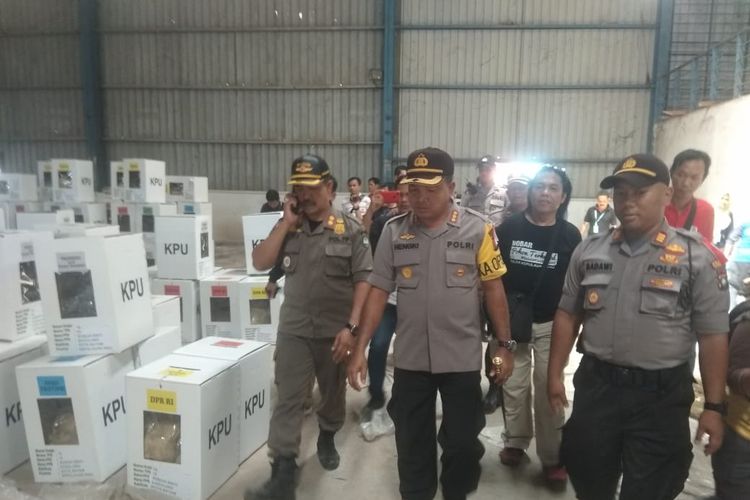 Kapolres meninjau gudang logistik KPU Batam setelah pengiriman logistik Pemilu 2019 di Kota Batam Molor, Selasa (16/04/2019).