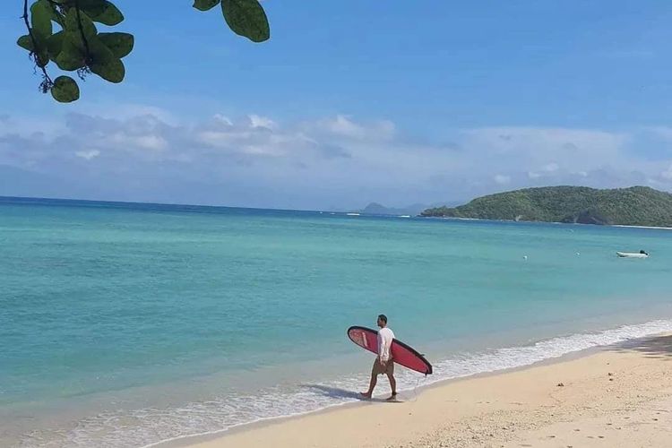 Saat Mark Johanson berselancar di pantai Jelenga Sumbawa Barat 