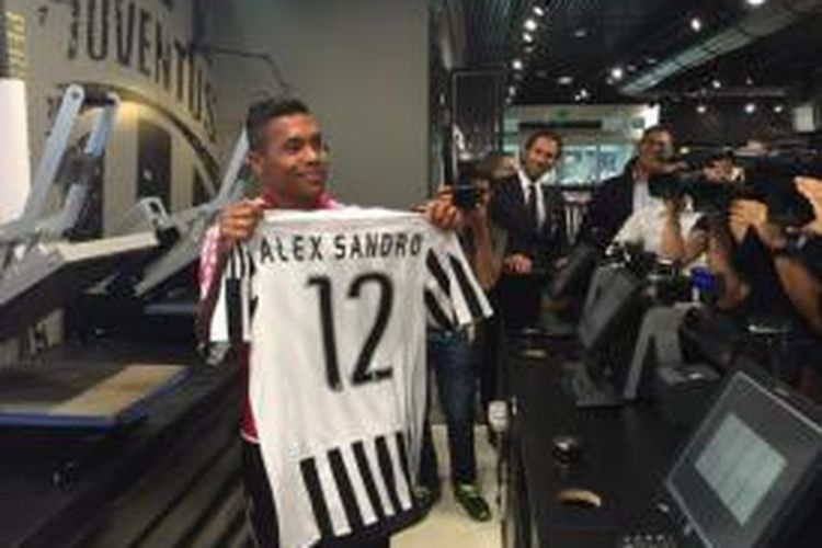 Alex Sandro menjalani sesi perkenalan sebagai pemain baru Juventus, Senin (24/8/2015).