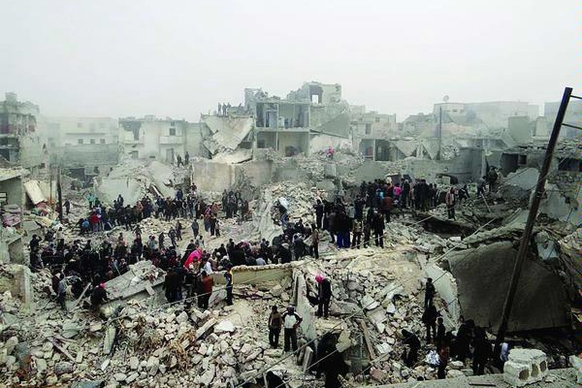 Warga menyisir puing-puing bangunan yang hancur terkena serangan pasukan Pemerintah Suriah di Jabal Bedro, Aleppo, Suriah, Selasa (19/2). Komisi Penyelidikan atas Suriah yang dibentuk PBB menyebutkan, kedua pihak yang bertikai di Suriah semakin radikal dan melakukan berbagai kekejaman.