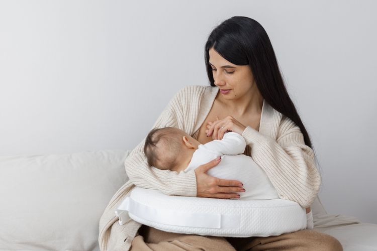 Ilustrasi ibu menyusui, Vitamin Apa Saja yang Terkandung dalam ASI?