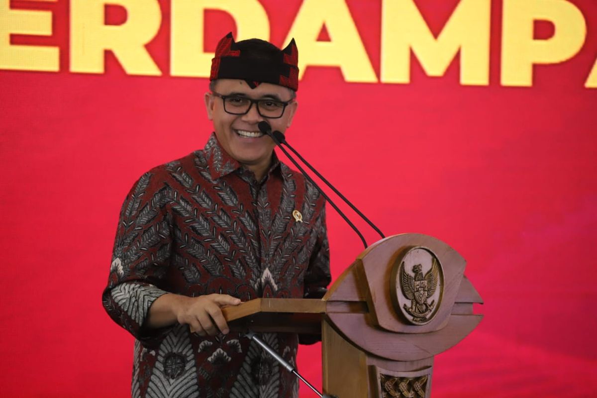 Menteri PANRB Abdullah Azwar Anas menyampaikan sambutan dalam acara yang digelar Badan Pembinaan Ideologi Pancasila (BPIP) di Banyuwangi, Jawa Timur, Selasa (1/8/2023).