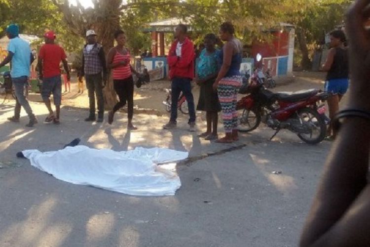 Salah satu korban tewas tabrak lari tergeletak di jalan di Haiti, Minggu (12/3/2017). Insiden tabrak lari ini menyebabkan sedikitnya 34 orang tewas.