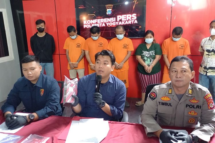 Kasatreskrim Polresta Yogyakarta AKP Archye Nevada tunjukkan barang bukti mucikari online, Jumat (14/4/2023)