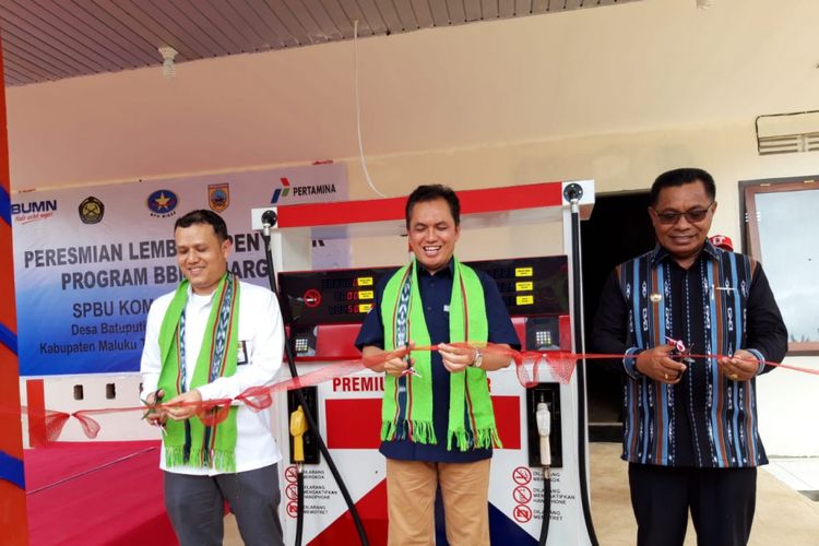 PT Pertamina dan BPH Migas meresmikan Stasiun Pengisian Bahan Bakar Umum (SPBU) Kompak satu harga di Desa Batuputih Onemer, Kecamatan Wekmaktiar, Kabupaten Maluku Tenggara Barat, Kamis (27/12/2018)