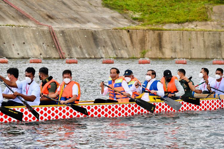 Foto Biro Pers, Media, dan Sekretariat Presiden: Presiden Joko Widodo mendayung perahu naga di Bendungan Ladongi, Kabupaten Kolaka Timur, Sulawesi Tenggara, Selasa (28/12/2021).