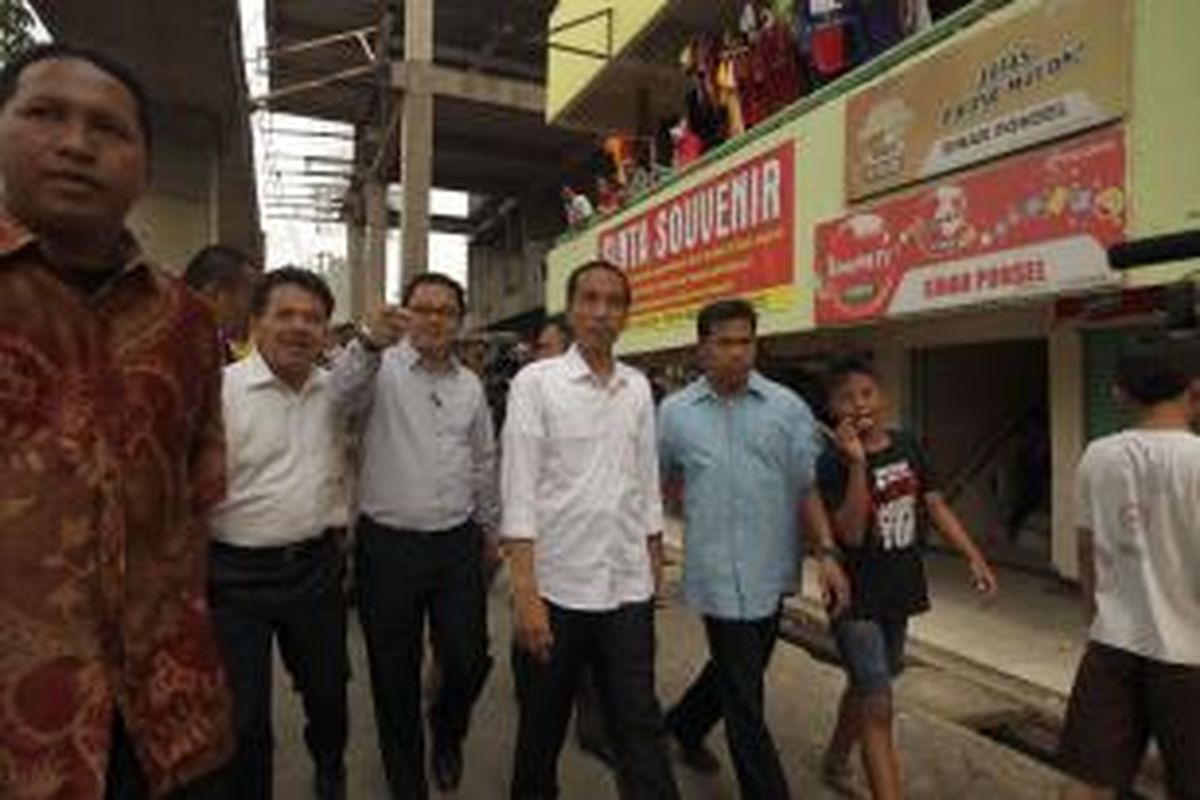 Gubernur DKI Jakarta Joko Widodo memantau kondisi Blok G Pasar Tanah Abang, Jakarta, Selasa (20/8/2013). Setelah proses relokasi pedagang kaki lima (PKL) ke Blok G berhasil dilakukan, Pemprov DKI mulai mempercantik blok tersebut untuk kenyamanan pedagang dan pengunjung.