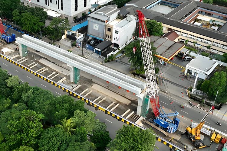 Semen Indonesia (SMGR) sampai bulan Juli 2025 memasok 19.190 ton semen untuk proyek pembangunan LRT Fase 1B Rute Velodrome – Manggarai, sebagai upaya penguatan konektivitas antar moda transportasi di Jakarta karena terintegrasi dengan Stasiun Manggarai yang dikembangkan menjadi stasiun sentral pertama di Indonesia