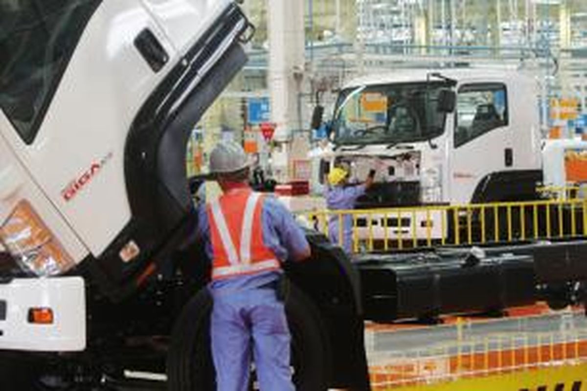 Pekerja merakit komponen mobil di pabrik baru Isuzu, di Karawang, Jawa Barat, Selasa (7/4/2015). Pabrik Isuzu Karawang Plant berlokasi di kawasan Suryacipta City of Industry ini memiliki kapasitas produksi 52 ribu unit per tahun dan dapat dikembangkan menjadi 80 ribu unit per tahun.