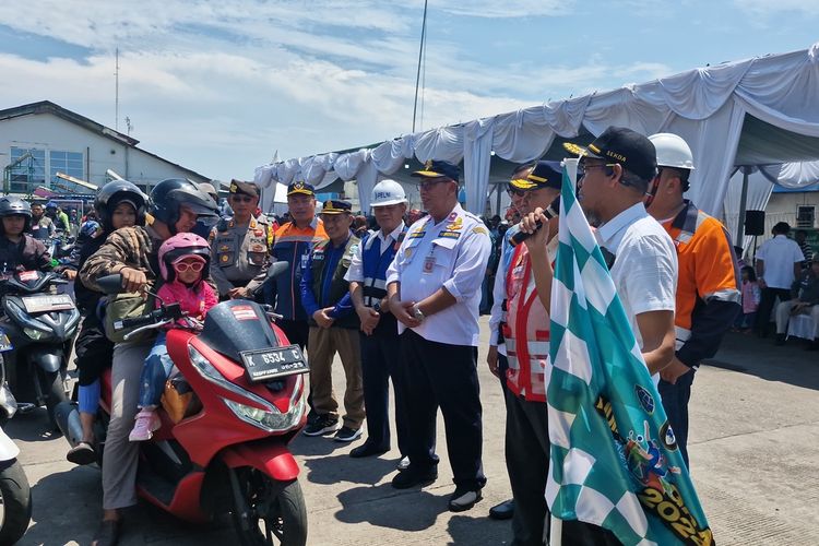 Sekda Jateng Sumarno melepas peserta mudik gratis pulang ke kampung halamannya di Pelabuhan Tanjung Emas Semarang, Sabtu (6/4/2024).