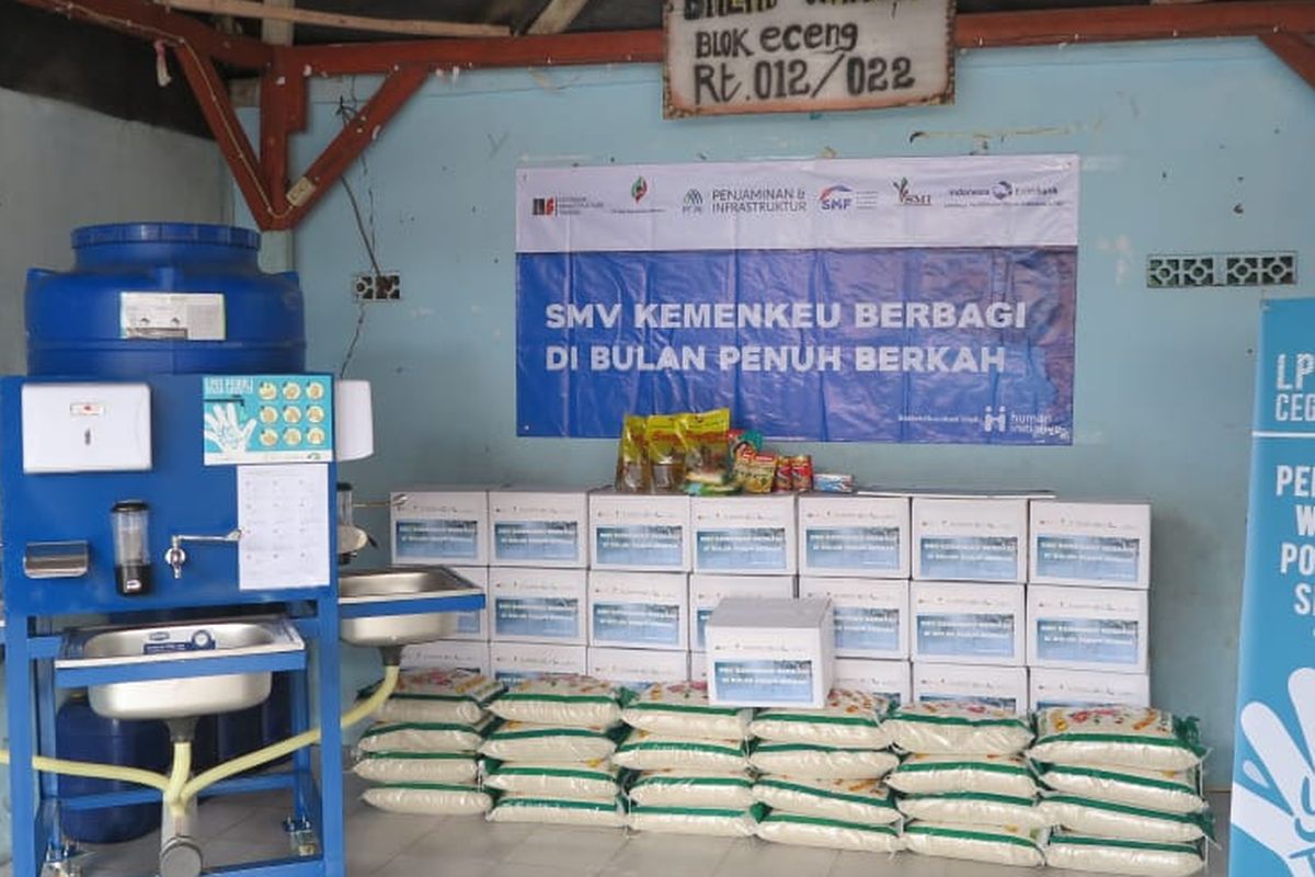 Lembaga Pembiayaan Ekspor Indonesia (LPEI) memberikan bantuan paket sembako dan wastafel portable untuk warga Muara Angke, Jakarta Utara.