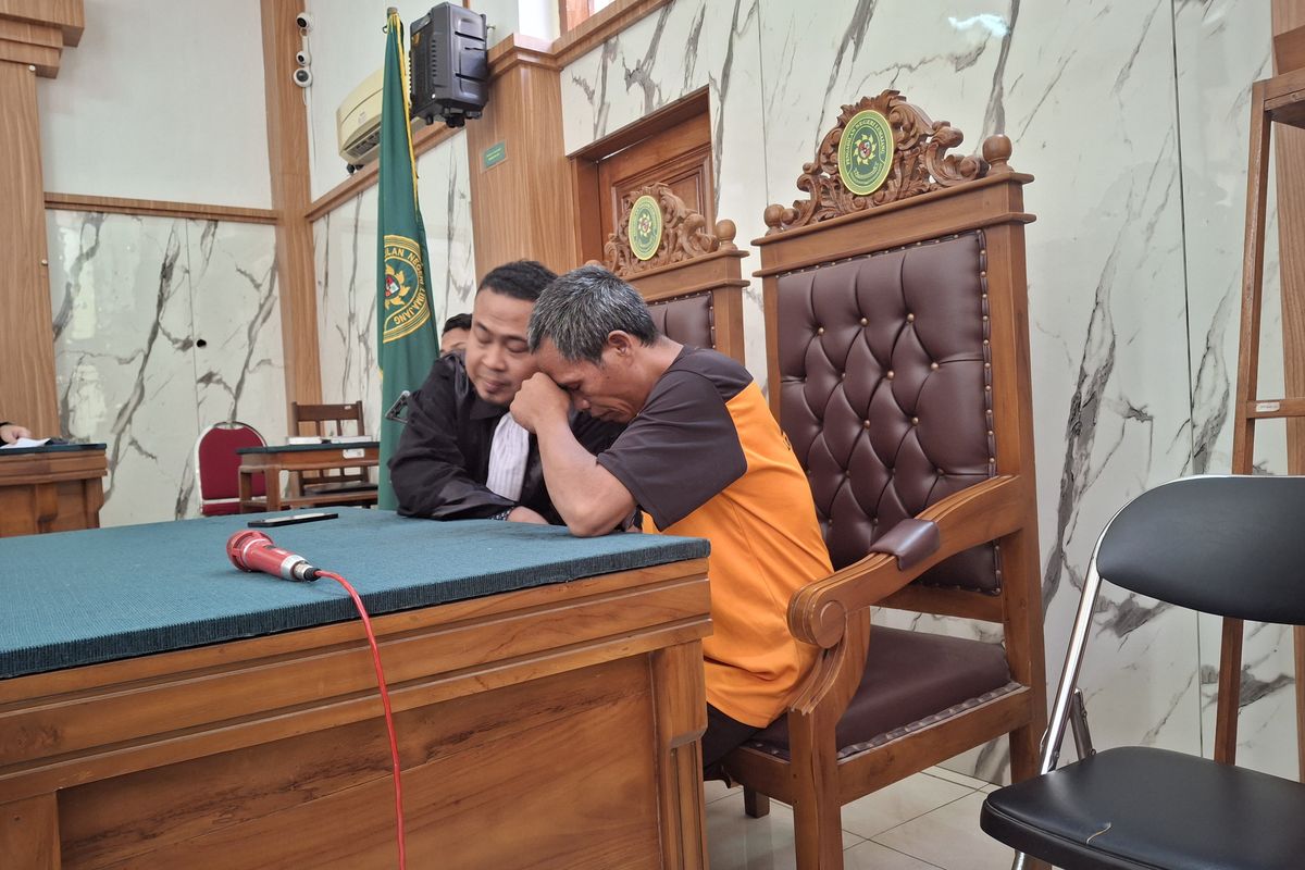 Terdakwa kasus ganja Tomo berdiskusi dengan penasehat hukum usai dibacakan putusan oleh majelis hakim, Selasa (29/4/2025)