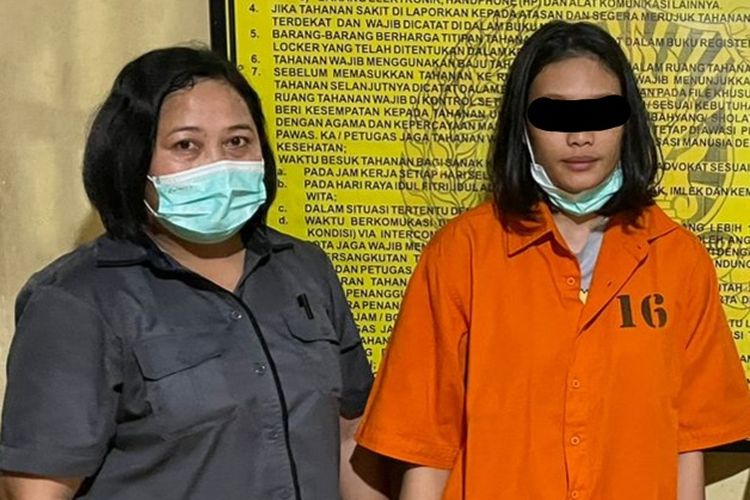 Polisi saat menahan BFCD (25), perempuan pelaku penipuan dengan modus rekrutmen kerja di PT Jasa Angkasa Semesta di Bandara Internasional I Gusti Ngurah Rai, Bali.