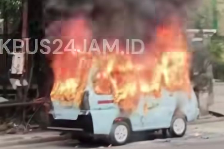 Tak Terima Ditegur Serobot Antrean Ngetem, Sopir Angkot di Tanah Abang Bakar Rekan