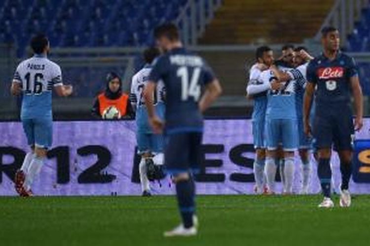 Striker Lazio, Miroslav Klose melakukan selebrasi bersama rekan-rekan setimnya usai mencetak gol ke gawang Napoli di semifinal leg pertama Coppa Italia, Rabu (4/3/2015).