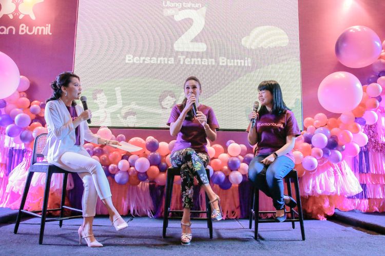 Aktris Sandra Dewi (tengah) dan pendiri aplikasi Teman Bumil Robyn Soetikno, di acara ulang tahun aplikasi Teman Bumil yang kedua di Jakarta (28/11).