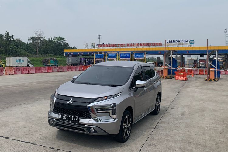 Mitsubishi Xpander saat menepi sejenak di Gerbang Tol Kalingkung, Jawa Tengah.