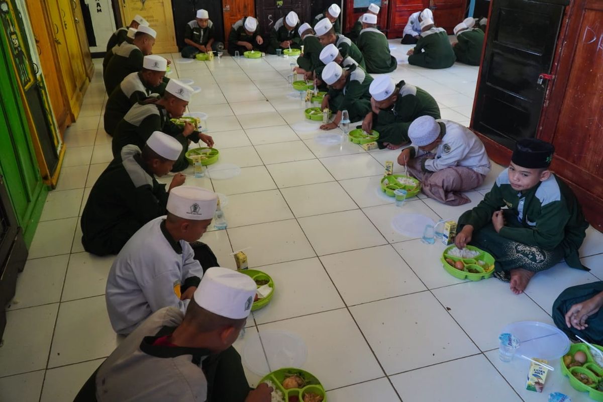 Santri Juga Masuk dalam Program Makan Bergizi, Menag: Tidak Beda dengan Sekolah Umum