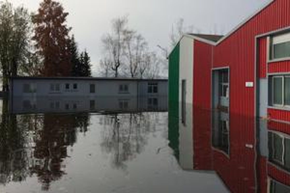 Fasilitas pabrik MV Agusta di Schiranna, Varese, Italia, terendam luapan danau Varese setinggi 1 meter.