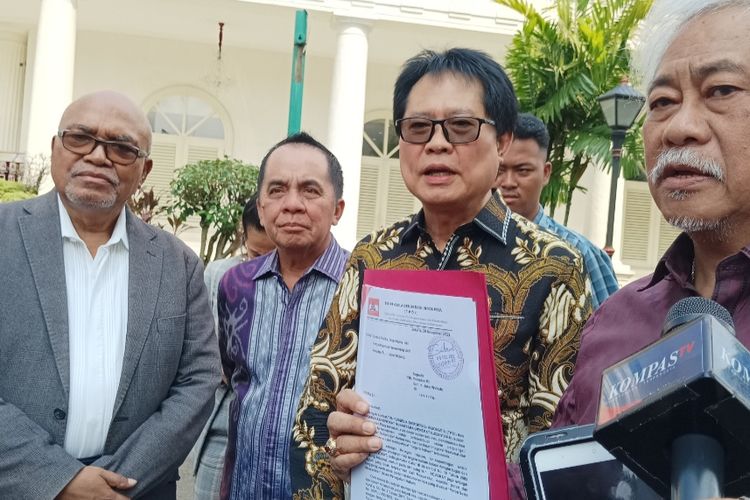 Sejumlah advokat yang tergabung dalam Tim Pembela Demokrasi Indonesia (TPDI) dan Perekat Nusantara memberikan keterangan pers usai melayangkan somasi kepada Presiden  Joko Widodo melalui Kementerian Sekretariat Negara , Jakarta pada Rabu (6/12/2023). 