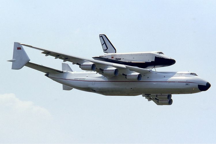 Sebuah pesawat An-225 sedang mengangkut pesawat ulang alik Buran dalam Paris Air Show pada 1989.