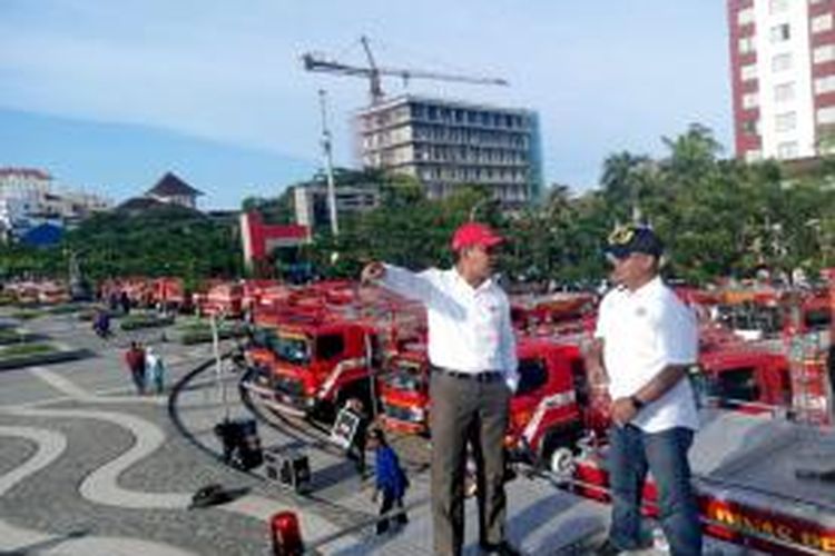 Walikota Makassar, Mohammad Ramdhan Pomanto bersama Kepala Dinas Pemadam Kebakaran Kota Makassar, Imran Samad memantau 28 armada pemadam kebakaran yang akan atraksi di malam pergantian tahun, Kamis (31/12/2015).