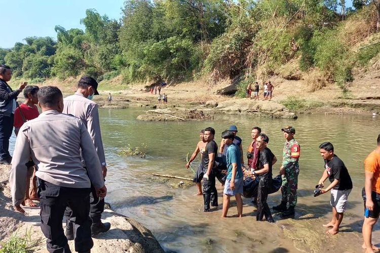 Bengawan Madiun, lokasi bocah 9 tahun warga Ngawi yang tenggelam saat berenang bersama ke 3 rekannya. Korban tidak bisa berenang akhirnya tewas tenggelam di aliran Bengawan Madiun yang memiliki kedalam lebih dari 2 meter.