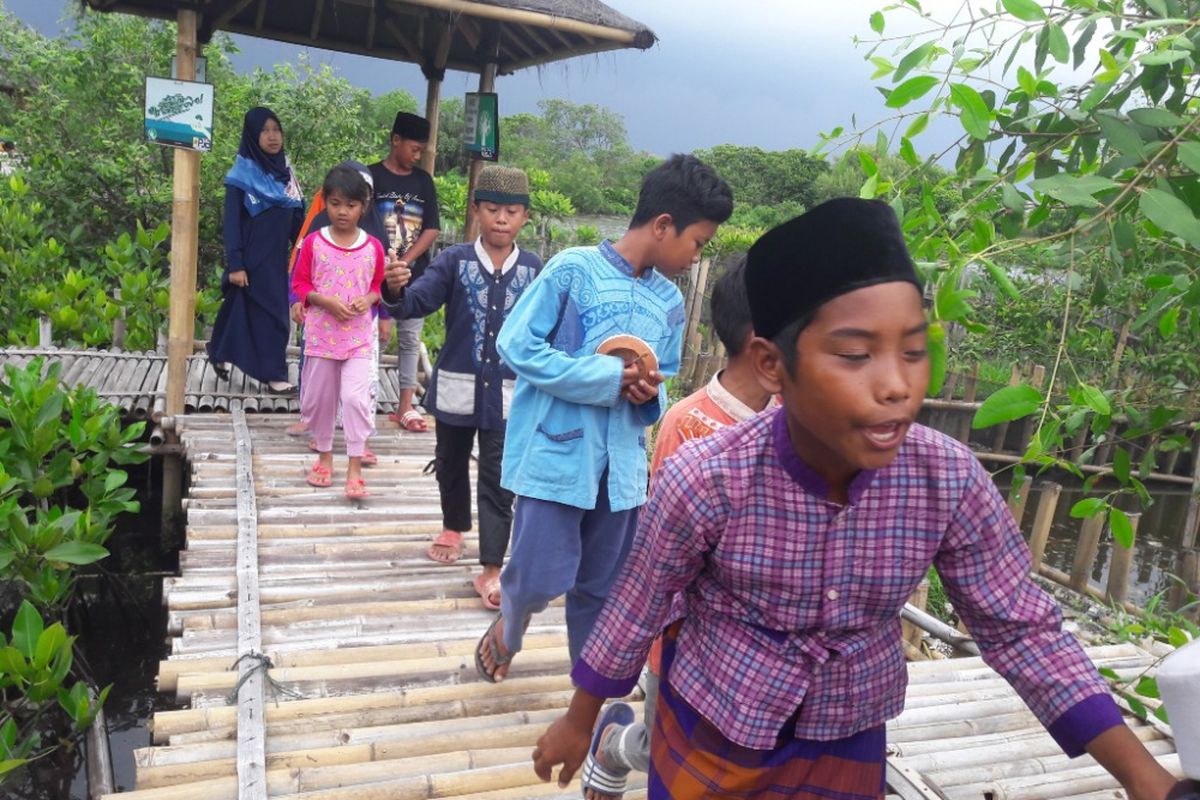 Anak-anak yang mengunjungi Hutan Mangrove Ecomarine di Muara Karang, Jakarta Utara