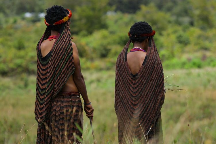 Perempuan di Wamena menggunakan noken di kepalanya DOK. Shutterstock/Billy Julius Krey