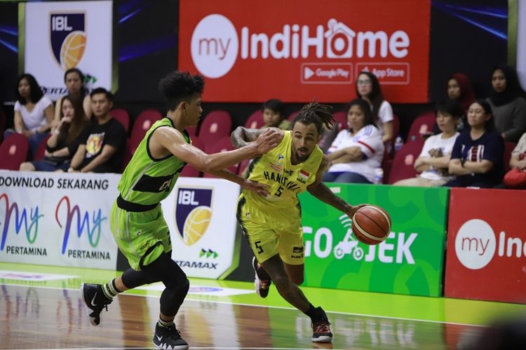 Point guard andalan HangTuah, Gary Jacobs Jr, tampil pada laga seri keenam IBL Pertamax 2018-2019 melawan Pacific Caesar Surabaya, di GOR Pacific, Surabaya, Jawa Timur, Minggu (3/2/2019).