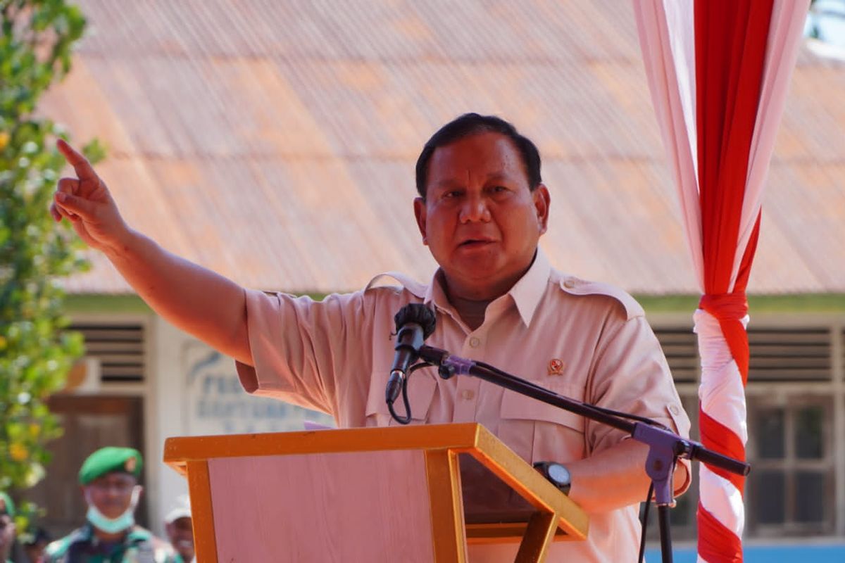 Menhan Prabowo Subianto saat berkunjung ke Pulau Moa, Kabupaten Maluku Barat Daya.