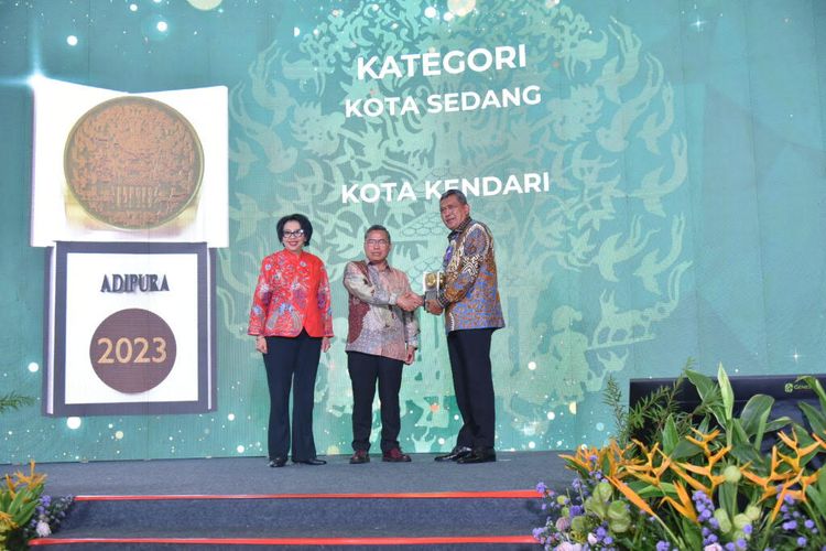 Kota Kendari mendapatkan penghargaan Adipura 2023 untuk kategori Kota Sedang dari Kementerian LHK.