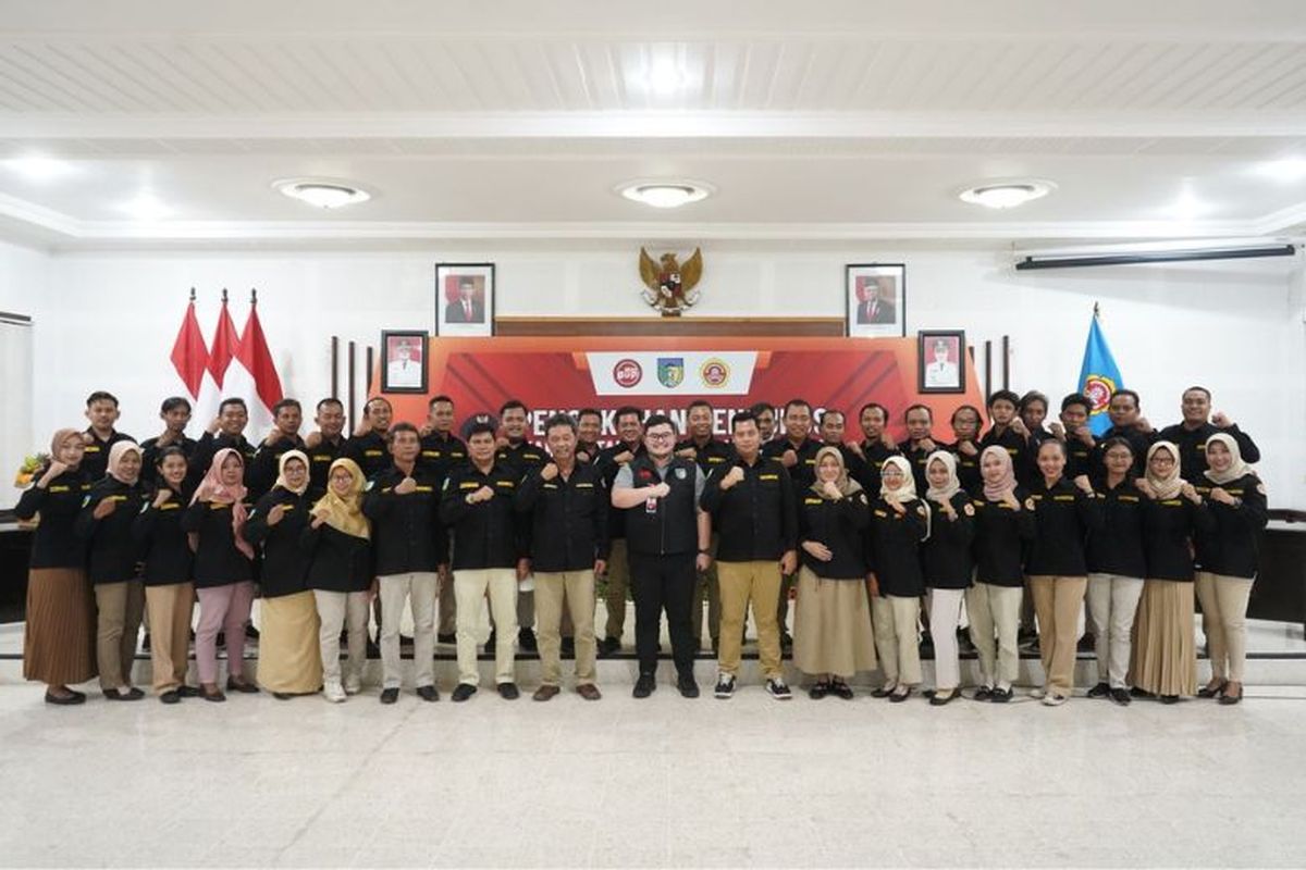Bupati Kediri Hanindhito Himawan Pramana mengukuhkan 42 pengurus baru Karang Taruna Kabupaten Kediri masa bakti 2022-2027 di Ruang Joyoboyo Kantor Pemkab Kediri. 

