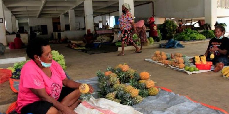 Sejumlah pedagang menyiapkan dagangannya di Pasar Mama-Mama di Jayapura, Papua, Senin (8/6/2020) 